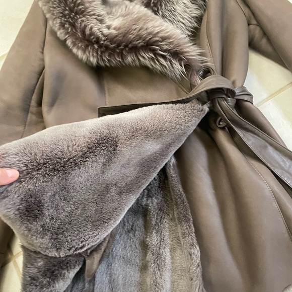 Gorgeous real shearling coat. Great condition. Super soft and comfortable - Picture 3 of 5